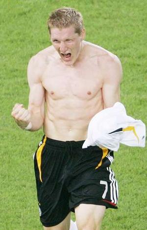 Bastian_Schweinsteiger_goal.jpg
